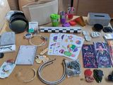 une table sur laquelle se trouvent de nombreux objets