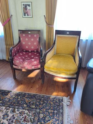deux chaises et un tapis dans un salon