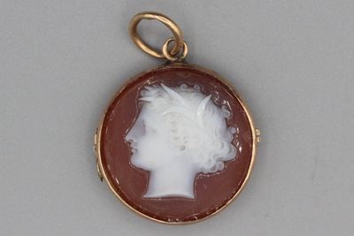Pendentif en or orné d’un camée sur agate stylisant un profi…