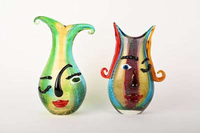 deux vases sur lesquels sont peints des visages, placés côte à côte