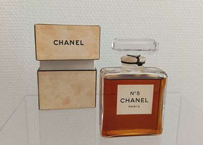 CHANEL N°5 Flacon iconique en verre, bocuhon à facettes, sce…