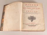 un livre ouvert posé sur une table, sur une table
