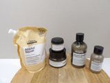 un flacon de lotion et un sachet de lotion posés sur une planche à découper