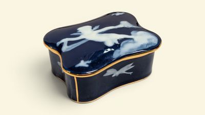 une image représentant une boîte bleue et blanche ornée d'anges