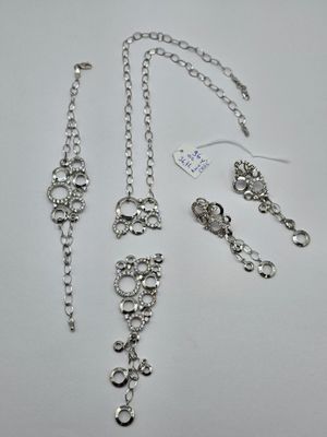un gros plan d'un collier et d'un bracelet posés sur une table