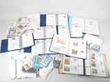 beaucoup de livres posés sur la table, sur lesquels sont apposés des timbres