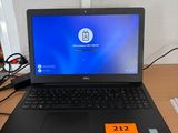 un ordinateur portable posé sur un bureau avec une souris