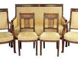 quatre chaises avec des assises rembourrées à rayures et un piètement en bois
