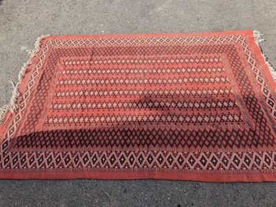 un tapis rouge et noir posé sur le trottoir