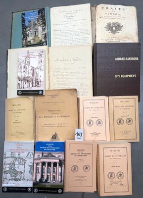 une image montrant une pile de vieux livres posés sur une table