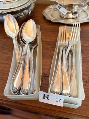 des couverts posés sur la table avec une étiquette de prix attachée