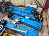 de nombreux types de machines qui sont entreposées dans un garage