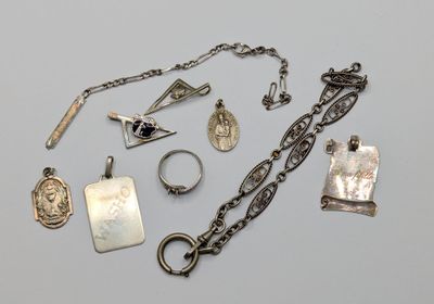 un assortiment de bijoux en argent comprenant un collier, un bracelet, une bague et d'autres articles
