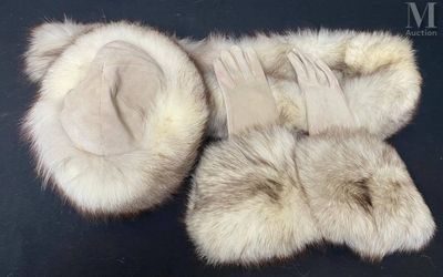 une paire de pantoufles en fourrure blanche posées sur une surface noire, sur fond noir
