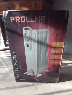 boîte contenant un radiateur portable, posée par terre devant une table