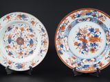 paire d'assiettes chinoises ornées de fleurs orange et bleues
