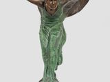 statue en bronze représentant une femme ailée, posée sur un socle en marbre