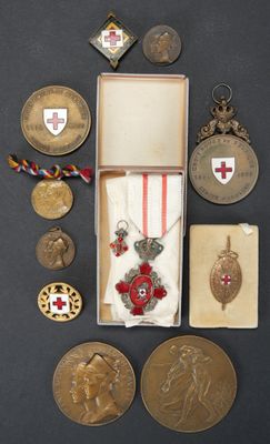 un assortiment de médailles et de médailles est exposé sur une table