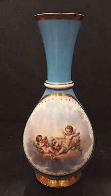 un vase bleu orné d'une image de chérensils