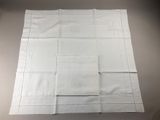 un morceau de tissu blanc orné d'un motif