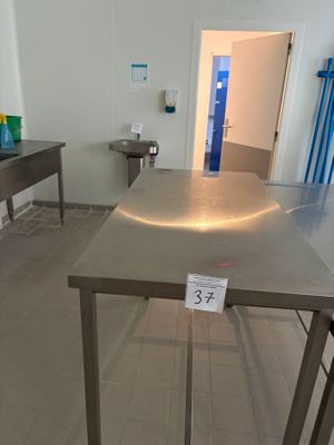 une table sur laquelle est inscrit un chiffre, dans une pièce