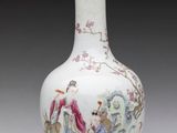 un vase blanc sur lequel est représentée une femme et un homme