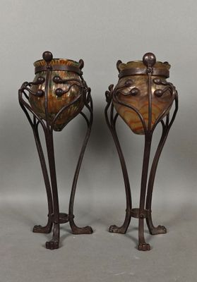 paire de vases en bronze posés sur des socles, sur fond gris