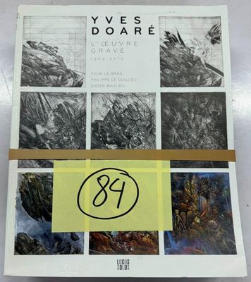 une image représentant un livre sur lequel est collé un autocollant jaune
