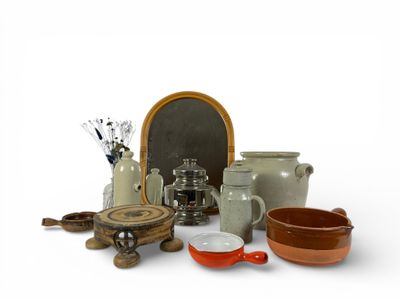 ART DIVERS, vers 1970, dont : Un miroir ovale en bois à déco…