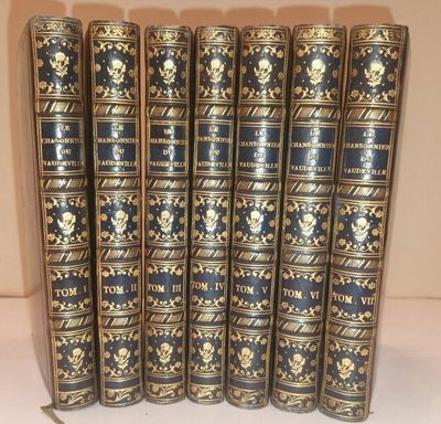 un coffret de six livres aux couvertures dorées et bleues