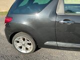 une voiture garée sur le côté de la route