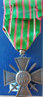 une médaille sur laquelle figure une croix au recto