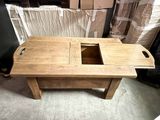 une table en bois sur laquelle se trouvent deux compartiments