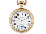 une image d'une montre de poche en gros plan sur fond blanc