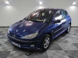 la photo d'une voiture bleue garée dans un garage