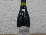 une bouteille de vin posée sur une table