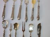 beaucoup de cuillères et de fourchettes en argent sur la table