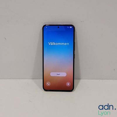 l'arrière d'un téléphone Samsung Galaxy S10e noir posé sur une surface blanche