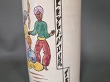 une tasse blanche sur laquelle est représentée une femme avec un enfant