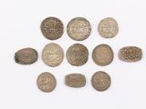 un lot de cinq pièces d'argent portant des inscriptions en arabe