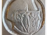 une image représentant une pièce d'argent sur laquelle figure un cheval