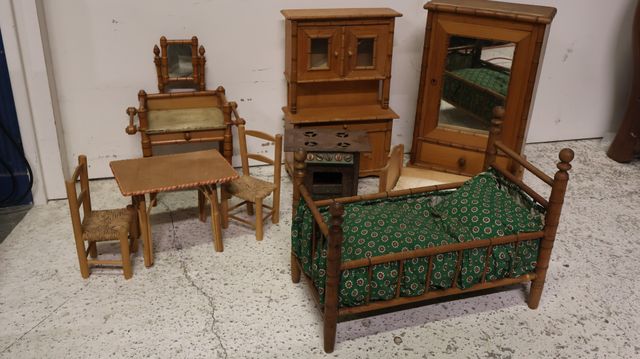 Ensemble de mobilier de poupée : armoire, buffet, lits, table cha...