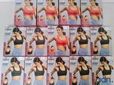 plusieurs photos différentes d'une femme en brassière de sport, d'une femme en brassière de sport, d'une femme en brassière de sport et d'une femme en