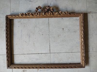une photo d'un cadre posé par terre