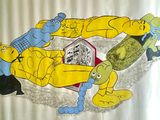 un dessin représentant un homme allongé sur un lit avec un serpent