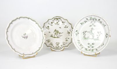 trois assiettes ornées de motifs verts et blancs, disposées les unes à côté des autres