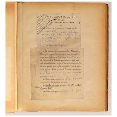 un vieux livre sur lequel il y a des inscriptions, avec un bout de papier posé dessus