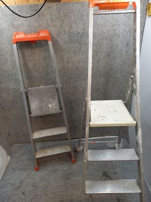 2 escabeaux dont FACAL 3 marches et TUBESCA 4 marches (trace… - Photo 1