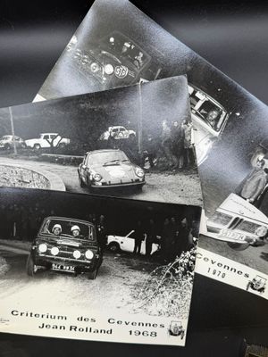 plusieurs photos en noir et blanc de vieilles voitures et de vieux camions dans un parking