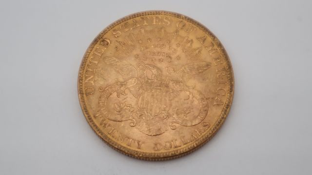 Une pièce de monnaie en or à valeur faciale de vingt dollars USA ...